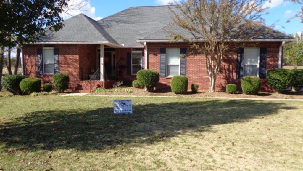 Completed architectural shingle roof replacement in Demopolis, Alabama, by Bluefin Exteriors